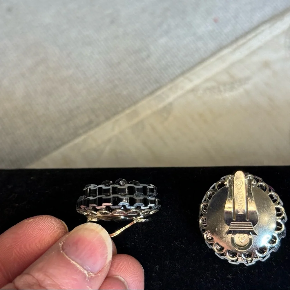 Vintage Marvella Round Silvertone Chain-link Textured Dome‎ Clip On Earrings 1